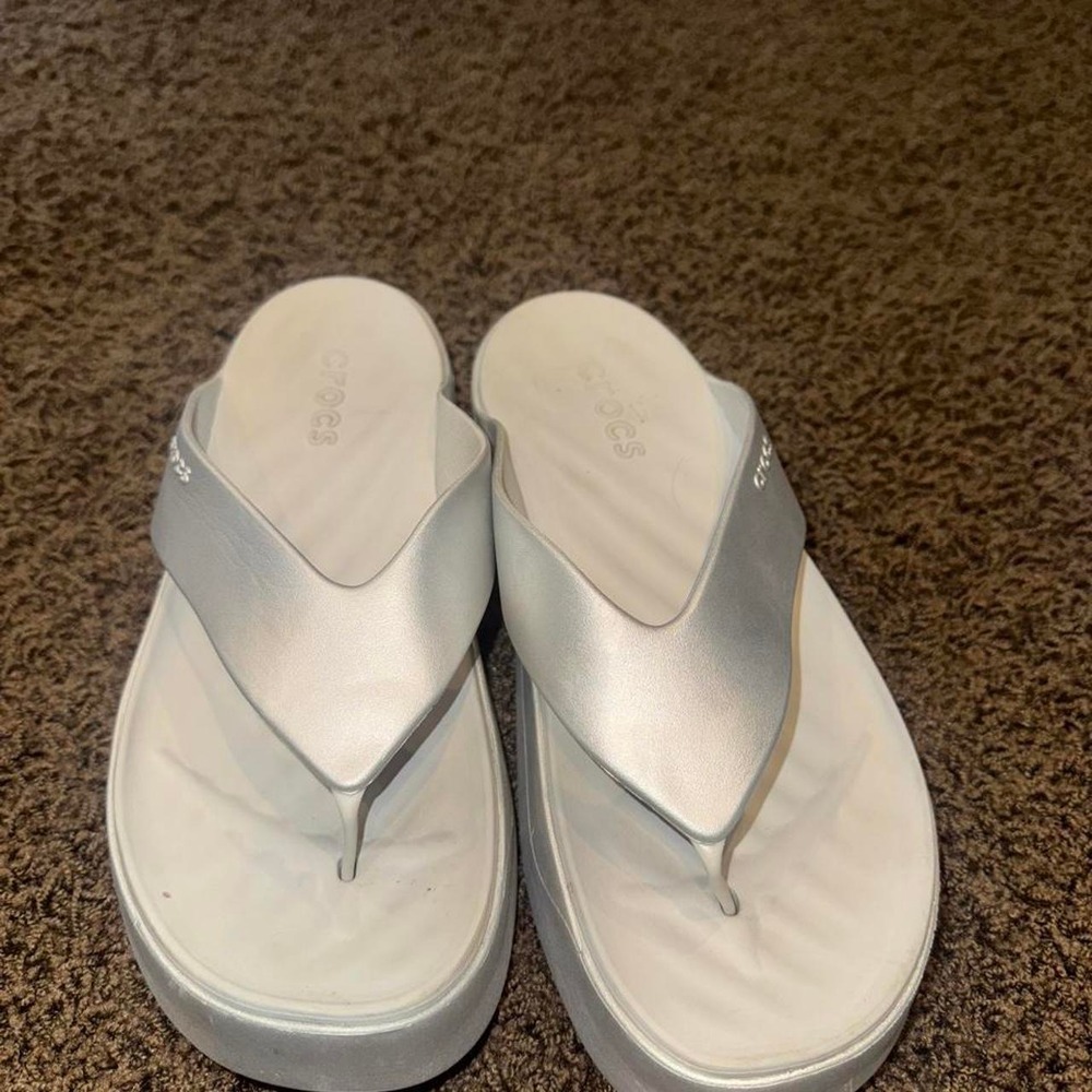 Crocs Brooklyn Flip Silver Metallic Platform Wedge Sandals LiteRide Womens